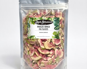 Puede incluir: Una bolsa transparente y resellable llena de rodajas de higos liofilizados. La bolsa presenta una etiqueta con el texto "Drink Botanicals Ireland" y "Freeze-Dried Fig Slices". Las rodajas de higo son rosas y beige.