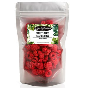 Pode incluir: Um saco transparente e selável cheio de framboesas liofilizadas. O saco apresenta um rótulo com o texto "Drink Botanicals Ireland" e "Freeze-Dried Raspberries, Premium Garnishes". As framboesas são de cor vermelha vibrante.