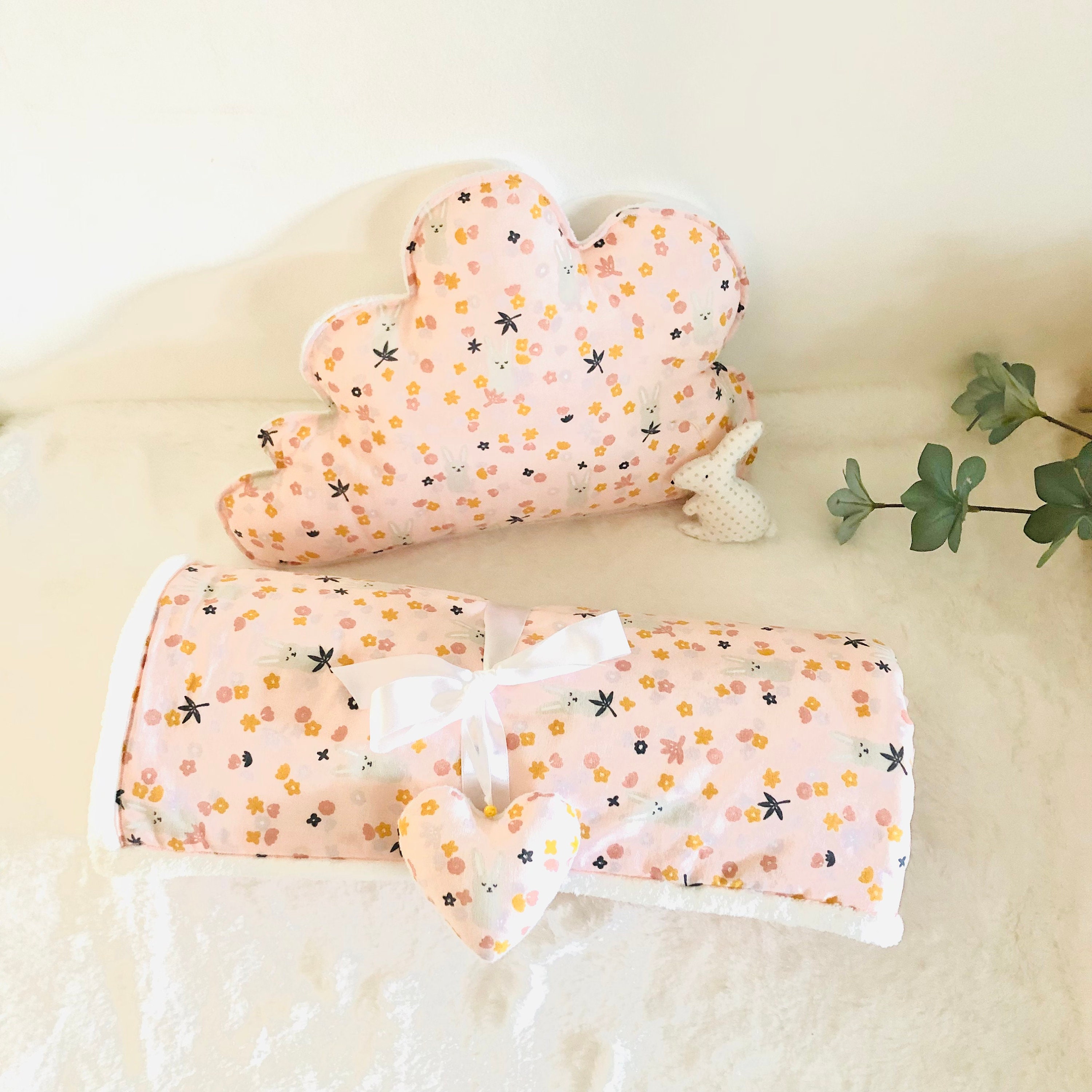 Couverture et Son Coussin Nuage Petits Lapins