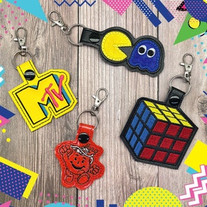 Besticktes Vinyl I Love The 80s Taschenanhänger, Schlüsselanhänger. MTV, Pac Man, Kool Aid, Zauberwürfel. Tolles Geschenk oder Party Favor.
