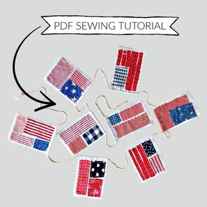 Puede incluir: Una guirnalda de tela patriótica con siete pequeñas banderas con diseños rojos, blancos y azules. Las banderas están conectadas por una cuerda natural. El texto "PDF SEWING TUTORIAL" está arriba.