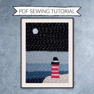 Könnte beinhalten: Gerahmtes Kunstwerk mit einer Leuchtturmszene. Der Leuchtturm mit rot-weißen Streifen steht auf einer Klippe. Der Nachthimmel ist schwarz mit Mond und Sternen. Der Text "PDF SEWING TUTORIAL" steht oben.