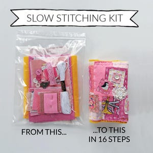 Puede incluir: Un kit de costura lenta con recortes de tela rosa y amarilla, botones, hilo y una aguja. El kit incluye instrucciones para crear un pequeño libro de tela rosa y amarilla en 16 pasos. "De esto... a esto en 16 pasos" está escrito debajo de la imagen.