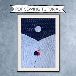 Op de afbeelding: Ingelijste illustratie van een winterlandschap met een donkerblauwe nachthemel, sterren en een volle maan. Een figuur in rode en zwarte kleding loopt door de sneeuw. De tekst "PDF SEWING TUTORIAL" staat boven het kunstwerk.