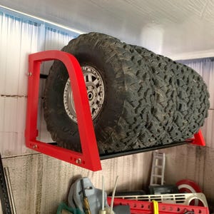 Maquette porte-pneus à l'échelle 1:10, accessoire de garage sur chenilles télécommandé à l'échelle, modèle imprimé 3D, cadeau