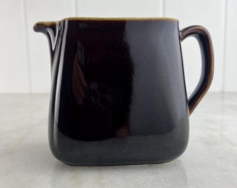 Vintage chocoladebruine geglazuurde aardewerk pubkan, retro bardecor