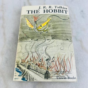 Edición clásica de El Hobbit: Ida y vuelta de J.R.R. Tolkien, Unwin Books, 18.ª edición, 1974, con la ilustración de Smaug de Tolkien en la portada.