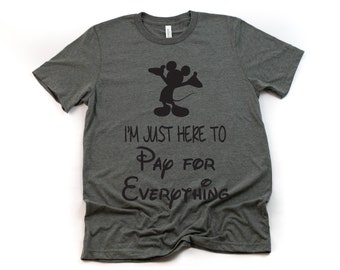 Könnte beinhalten: Ein dunkelgraues T-Shirt mit einer schwarzen Silhouette von Mickey Mouse und dem Text "Ich bin nur hier, um für alles zu bezahlen".