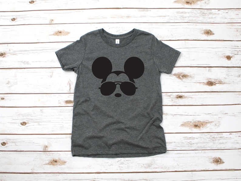 Camiseta personalizada con nombre de Mickey Mouse - Camiseta de Mickey para bebés y niños pequeños - Camisetas Disney para niños - Camiseta con gafas de sol de Mickey - Nombre personalizado imagen 1