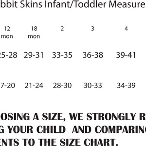 Puede incluir: Una tabla de tallas para ropa de beb&eacute; y ni&ntilde;o peque&ntilde;o de Rabbit Skins. La tabla muestra la altura y el peso recomendados para cada talla, de 12 meses a 5/6 a&ntilde;os.