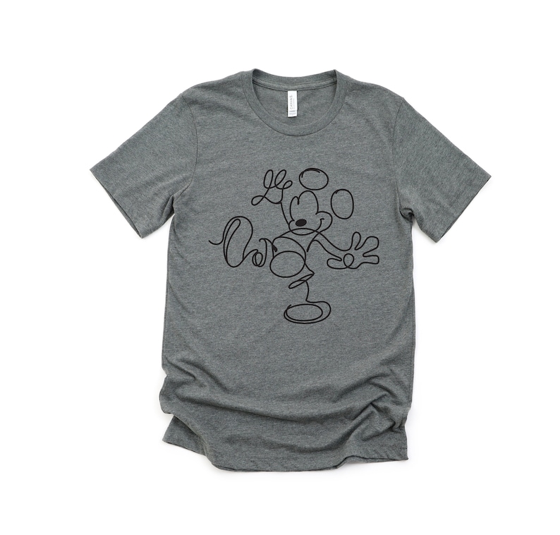 Puede incluir: Una camiseta gris jaspeada con un dibujo de l&iacute;nea negra de Mickey Mouse. El dibujo est&aacute; estilizado para parecer una sola l&iacute;nea.