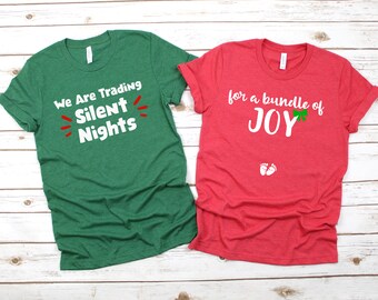 We Are Trading Silent Nights for A Bundle of Joy Weihnachtsshirt - Lustige Weihnachtspaar Shirts - Schwangerschaft Baby Ankündigung - Baby Reveal