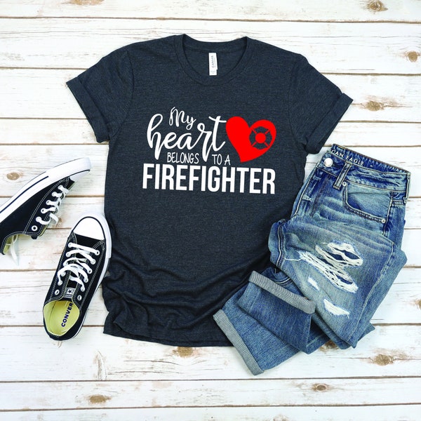 Il mio cuore appartiene a un pompiere - Camicia moglie pompiere - Camicia fidanzata dei vigili del fuoco - Fire Fighter Love T Shirt