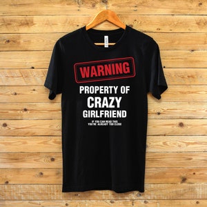 Camiseta divertida con mensaje "Advertencia: Propiedad de una novia loca" - Camiseta divertida para hombre - Camisetas con humor para novias - Camiseta con idea de regalo para novios imagen 1