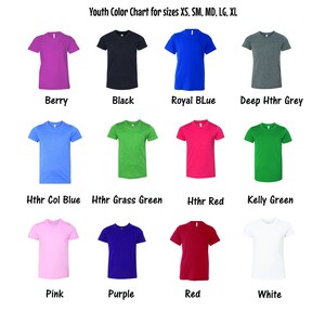 Puede incluir: Tabla de colores para camisetas de j&oacute;venes en tallas XS, SM, MD, LG, XL. La tabla muestra 12 colores diferentes: baya, negro, azul real, gris jaspeado oscuro, azul jaspeado, verde jaspeado, rojo jaspeado, verde kelly, rosa, morado, rojo y blanco.