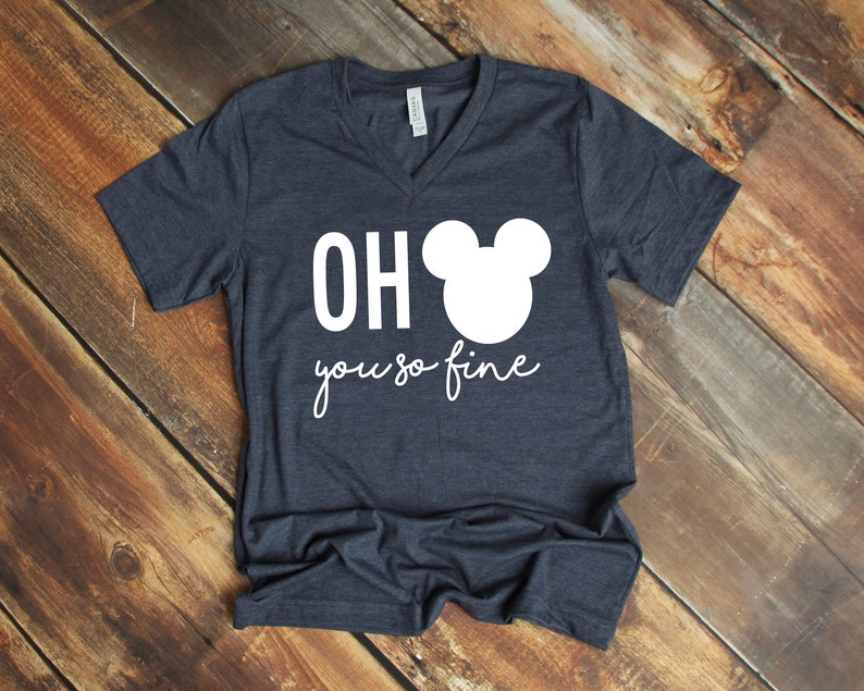 Może przedstawiać: Szary T-shirt z dekoltem w kształcie litery V z białym nadrukiem uszu Myszki Miki i tekstem "OH you so fine".