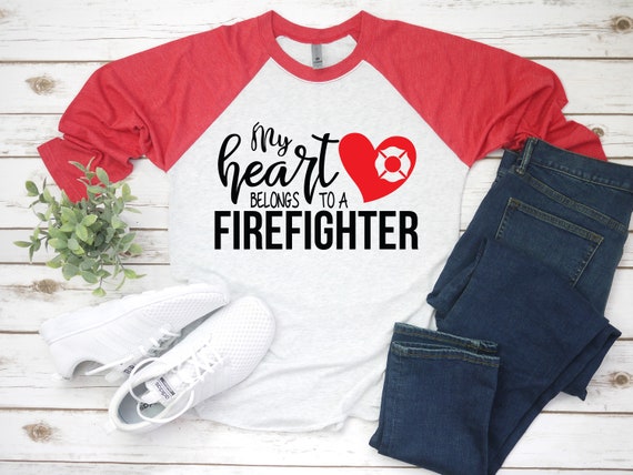 Mi corazón pertenece a un bombero 3/4 manga Unisex Raglan T Shirt Novia  Esposa