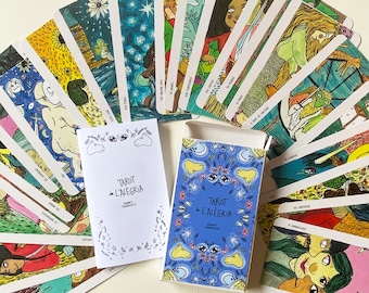 Könnte beinhalten: Ein Tarot-Deck namens "Tarot de L'Allegria" mit farbenfrohen Illustrationen auf jeder Karte. Die Karten liegen fächerförmig auf einer weißen Oberfläche. Die Schachtel für das Deck ist blau mit einem weißen und rosafarbenen Blumenmuster.