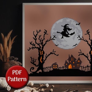 Könnte beinhalten: Ein Kreuzstichmuster mit einer gruseligen Halloween-Szene mit zwei Bäumen, einem Spukhaus, einer fliegenden Hexe und einem Vollmond. Das Muster ist auf einem braunen Hintergrund mit orangefarbenen Akzenten.