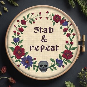 Motif de point de croix couronne florale tête de mort - poignarder et répéter humour noir gothique (téléchargement PDF instantané)