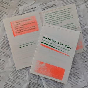 Könnte beinhalten: Mehrere Zines mit dem Titel "not trying to be rude..." über ADHS und Konversation. Das Cover ist weiß mit orangefarbenen und grünen Streifen. Andere Seiten haben Text und orangefarbene Markierungen.