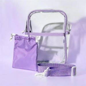 Peut inclure: Un sac bandouli&egrave;re transparent avec une bordure, une sangle et une pochette assortie &agrave; cordon de serrage de couleur violette. Le sac a une forme rectangulaire avec une fermeture &eacute;clair. La sangle r&eacute;glable est fix&eacute;e avec des clips en plastique blancs.