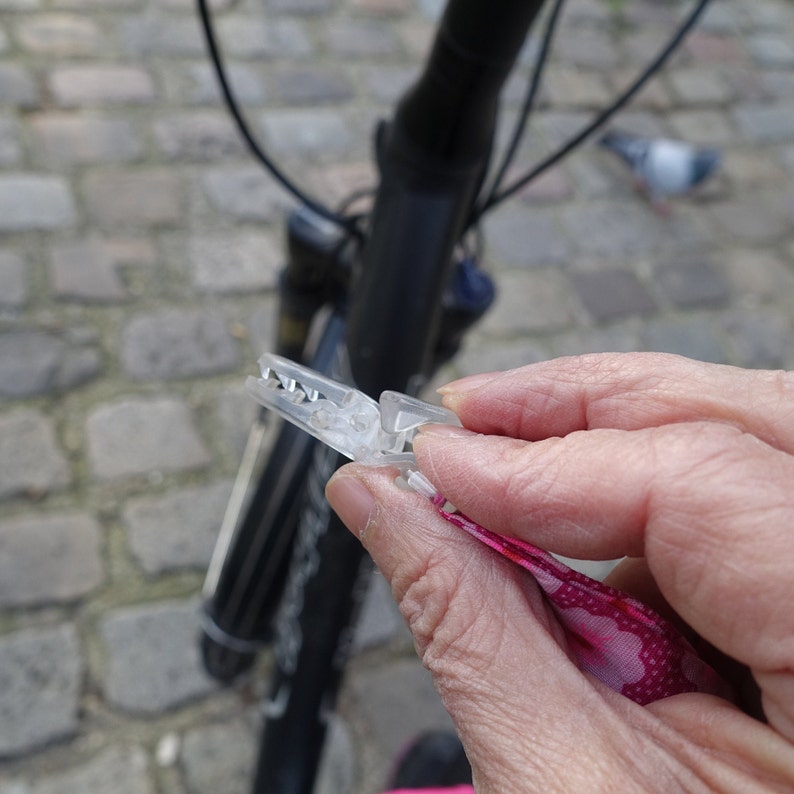 Pince pour la jupe ou la cape de pluie pour le vélo image 4