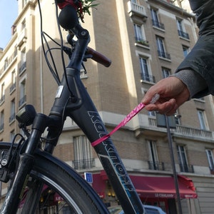 Pince pour la jupe ou la cape de pluie pour le vélo image 9