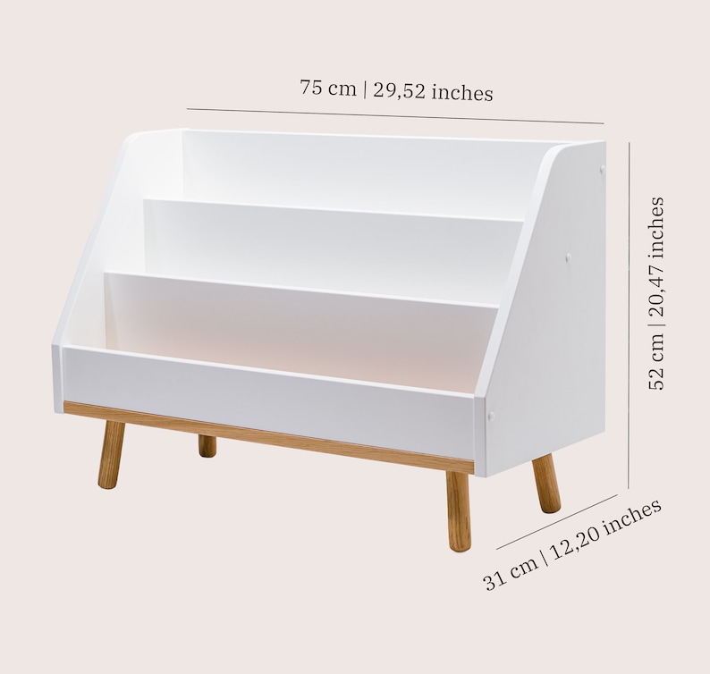Puede incluir: Estanter&iacute;a blanca con tres estantes y una base de madera. La estanter&iacute;a mide 75 cm de ancho, 52 cm de alto y 31 cm de profundidad.