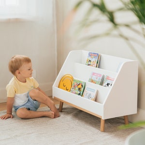 Étagère à livres montessori blanche pour enfants, permettant de ranger des livres plus petits et plus grands