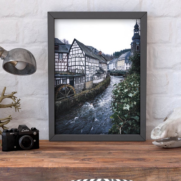 Monschau Poster - Fachwerkhaus - Fluss durch Stadt in der Eifel