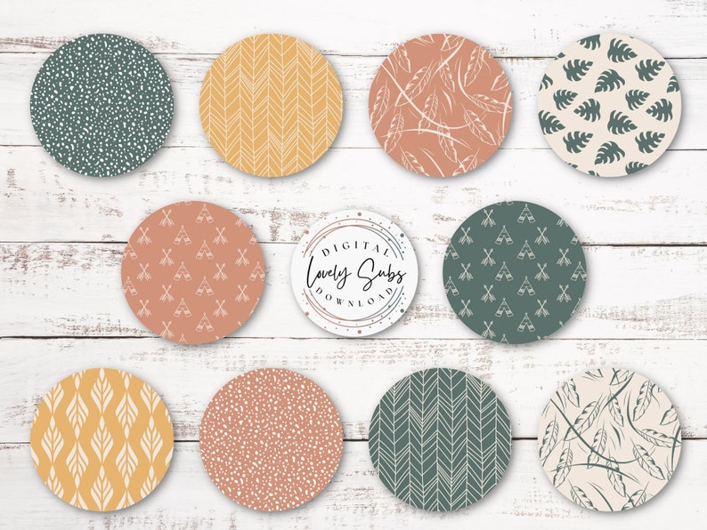 Puede incluir: Una colecci&oacute;n de doce dise&ntilde;os circulares con varios patrones. Los dise&ntilde;os incluyen puntos blancos sobre verde azulado, chevrones amarillos, plumas y tipis. El texto "DIGITAL Lovely Subs DOWNLOAD" est&aacute; en el centro. Sobre una superficie de madera blanca.