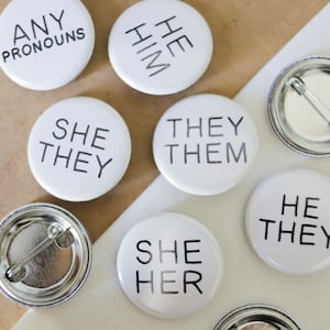 Pronomen Anstecker | Sie / Sie Er / Ihm Sie / Sie Abzeichen | Geschenk für Sie Sie Ihn | Queer Identität Pin