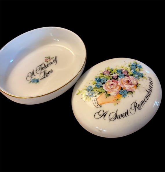 Little vintage ceramic porcelain trinket box