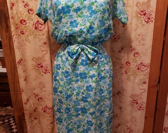 Vintage floral cottagecore 1950s Forman & Gumner blue and green day dress short sleeve button back wiggle dress