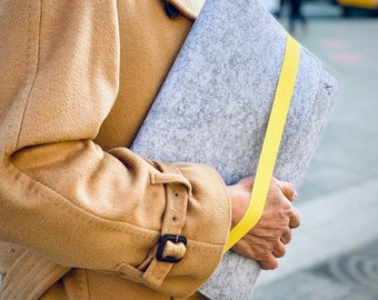 Sacoche pour ordinateur portable 13 pouces tel que MacBook Pro et MacBook air, pochette en feutre gris avec bande jaune