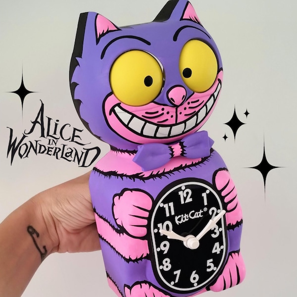 Lila Grinsekatze Alice im Wunderland Kit-Cat Klock© Kundenspezifische Uhr - Originalkunstwerk Custom Painted x Gabbie Custom Art