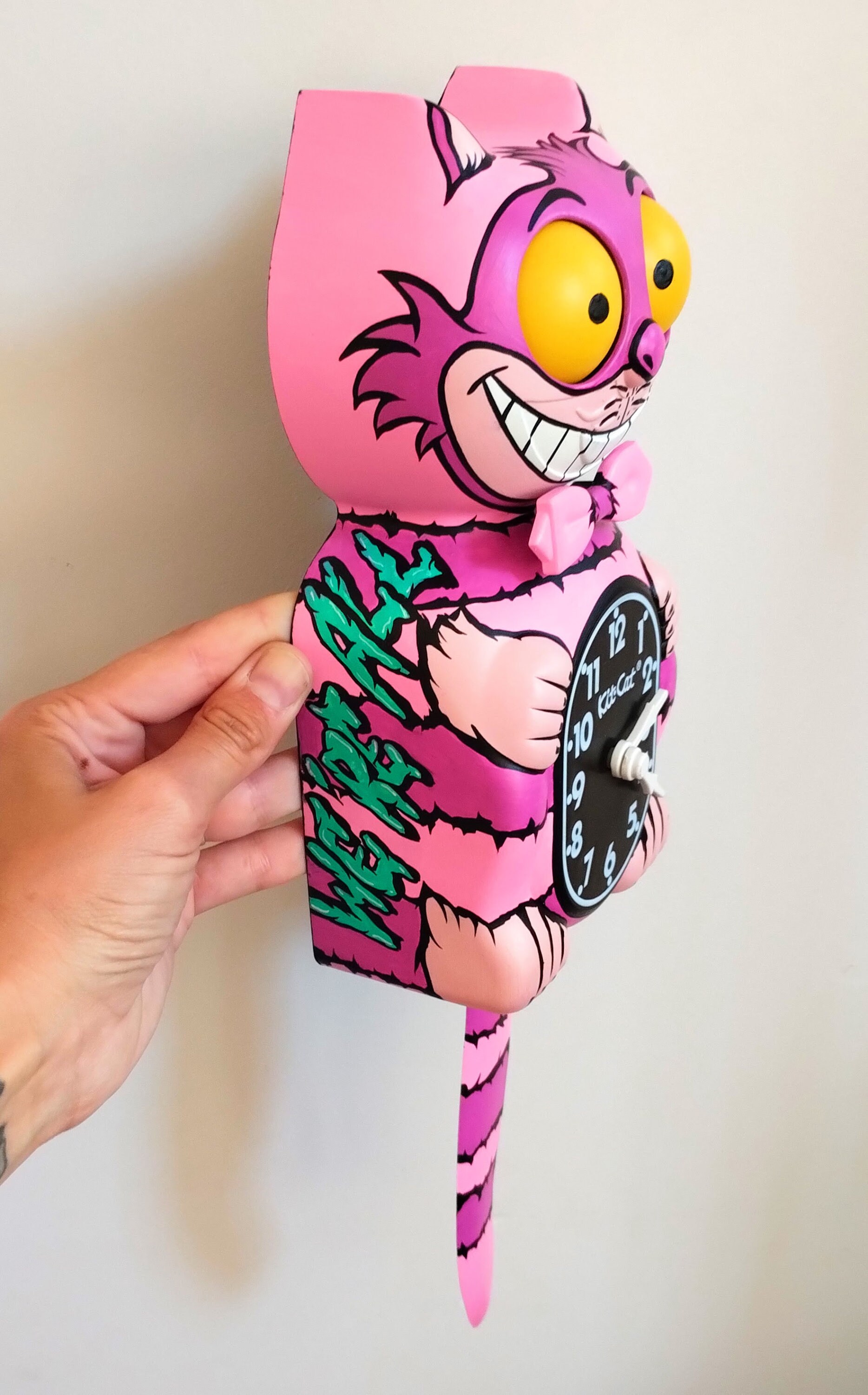 Różowy zegar Kit-Cat Cat © z motywem kota z Cheshire - oryginalna