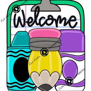 Könnte beinhalten: Ein farbenfrohes Grafikdesign zum Thema Schulanfang mit dem Wort "Welcome" in schwarzer Schrift. Das Bild zeigt einen türkisfarbenen Buntstift, einen gelben Bleistift mit rosa Radiergummi und einen lila Marker, alles vor weißem Hintergrund.