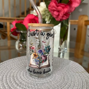Bookish beer can glass with a bamboo lid and straw, bookish gift, book lover cup, bookish cup, booklover iced coffee glass, bibliophile gift
