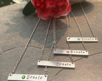 Collana con barra con nome timbrato a mano: gioielli personalizzati con pietra portafortuna