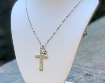Collana con croce martellata: acciaio inossidabile, ciondolo con pietra portafortuna