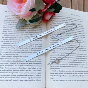 Pu&ograve; includere: Due segnalibri d'argento con un ciondolo a forma di croce. I segnalibri sono incisi con il testo "Leah's First Communion" e "Owen's First Communion".