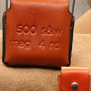 Bolsa para munición de calibre .500 S&W. Bolsillo para 4 cartuchos. Cuero con forma para guardar 4 cartuchos de calibre .500. Sin divisores interiores. Sin presillas ni clips para cinturón.