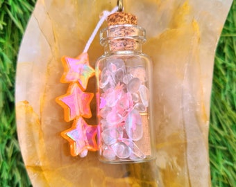 Mostre-me o caminho. Garrafa dos desejos com cristais de quartzo transparente, borboletas rosa, carta para o universo, garrafa de fada, garrafa para fazer um pedido, mágica.