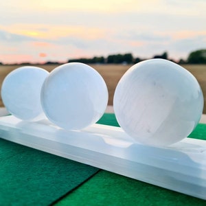 Sphères de sélénite 40mm-55mm sphère de cristal de guérison, boule de sélénite, nettoyage de l'aura, sorcière indispensable, pierres d'autel, support en plastique inclus