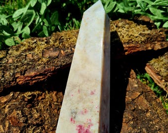 Cinnoberobelisk, Cinnobertornet, Cinnoberhelande punkt, Magikerstenen, Köpmansstenen, andlig alkemi, överflöd, tur; giftfri