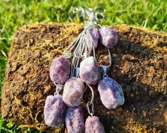 Ruwe lepidoliet genezing hanger ketting aan verzilverde slangenketting, lepidoliet hanger