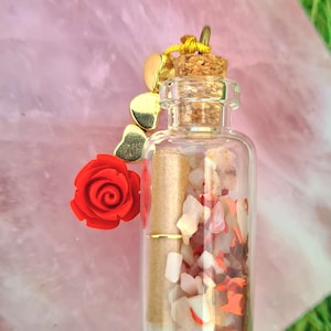 Garrafa de desejos de amor com opala rosa e rosa cinábrio, luas vermelhas, carta para o universo, garrafa de fada, faça um pedido, feitiço de amor, feitiço de romance