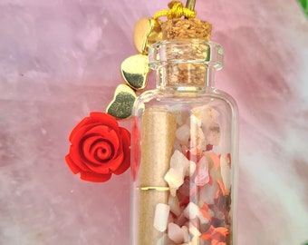 Liefdeswensfles met roze opaal- en kaneelroos, rode manen, brief aan het universum, sprookjesfles, doe een wens, liefdesspreuk, romantiekspreuk